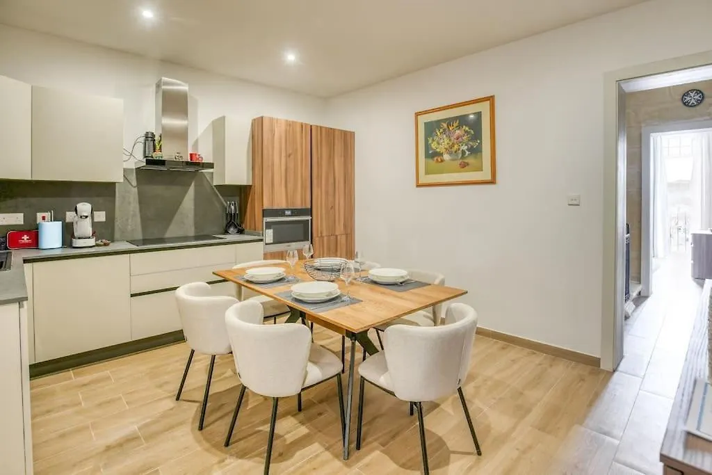 Exclusive Seafront Townhouse Sliema, Valletta View Malta