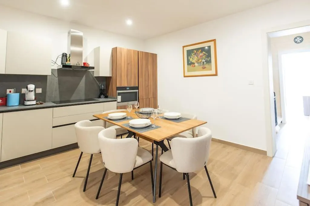 Exclusive Seafront Townhouse Sliema, Valletta View Holiday home