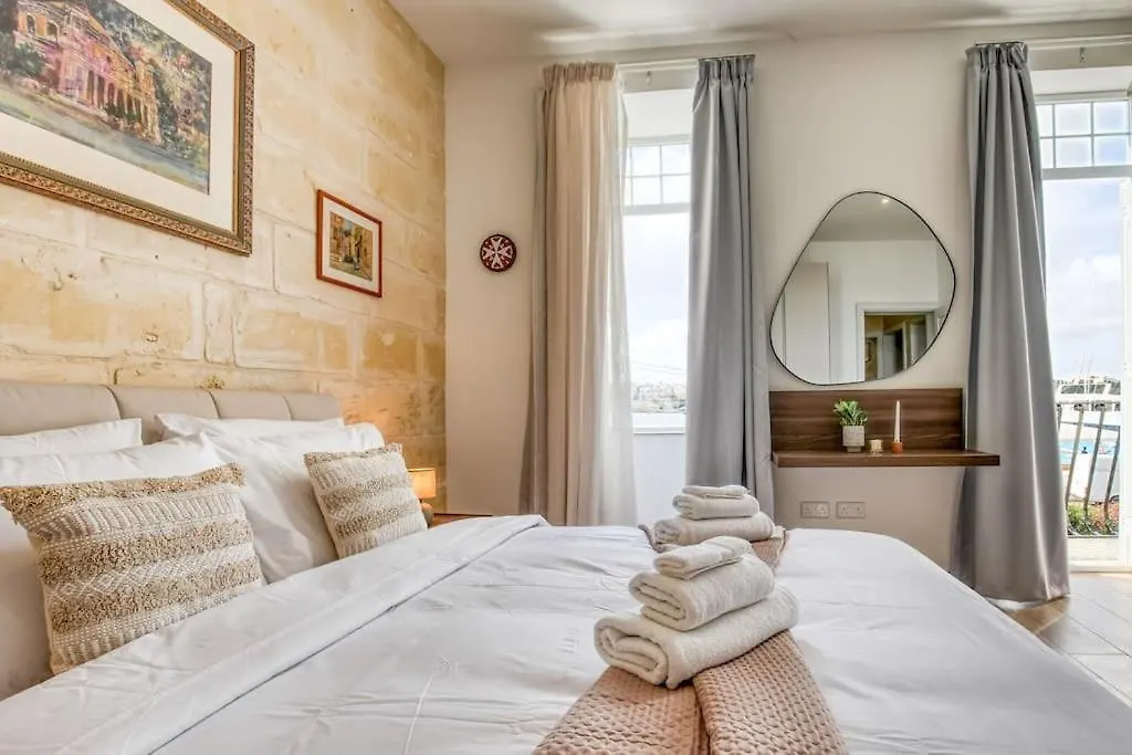 Exclusive Seafront Townhouse Sliema, Valletta View Malta