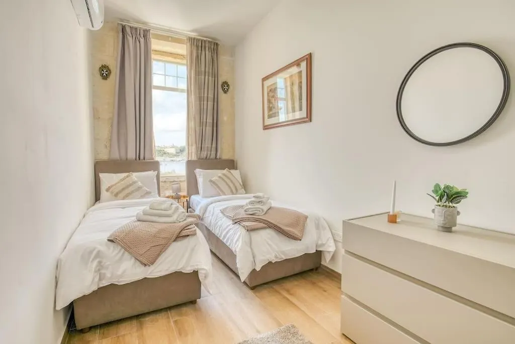 Exclusive Seafront Townhouse Sliema, Valletta View Malta