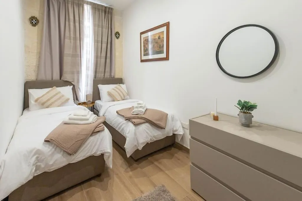 Exclusive Seafront Townhouse Sliema, Valletta View 0*, Sliema