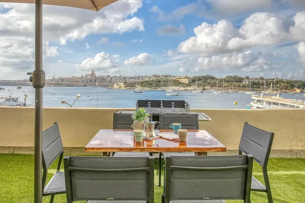 Exclusive Seafront Townhouse Sliema, Valletta View 0*, Sliema