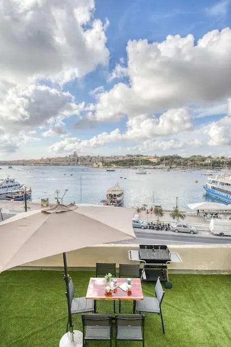 Exclusive Seafront Townhouse Sliema, Valletta View Malta