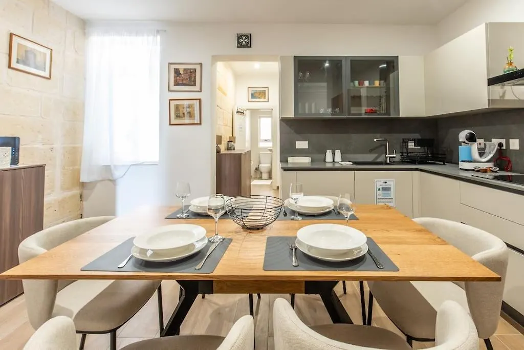 Exclusive Seafront Townhouse Sliema, Valletta View Holiday home