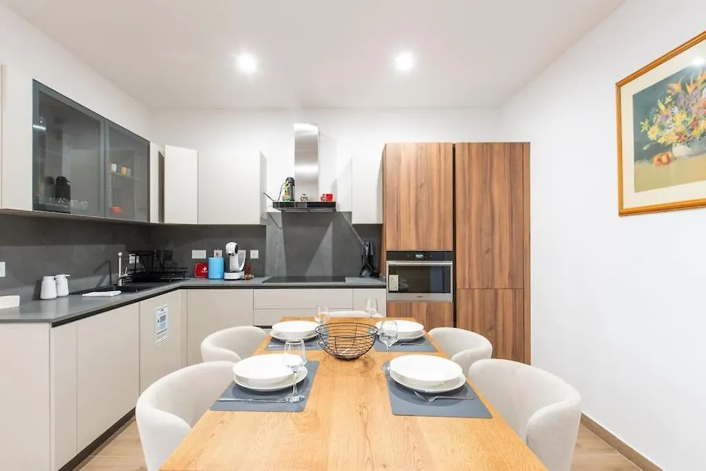 Exclusive Seafront Townhouse Sliema, Valletta View Vakantiehuis Sliema