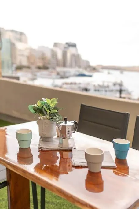 Vakantiehuis Exclusive Seafront Townhouse Sliema, Valletta View